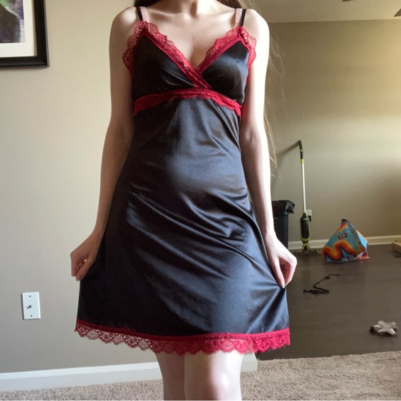 BLACK AND RED LACE TRIMMED SLIP DRESS - Picture 5 of 13